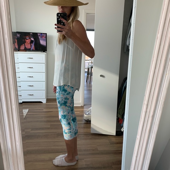 Sheer top with paneled V - Picture 4 of 4